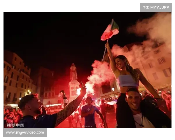 罗马客场球迷狂欢庆祝球队重返联赛前二 罗马客场球迷狂欢庆祝球队重返联赛前二